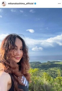 中島美嘉、肩出しブルーのロングドレス姿で美しさ限界突破　美しい空と海をバックに...「綺麗で眩しい」