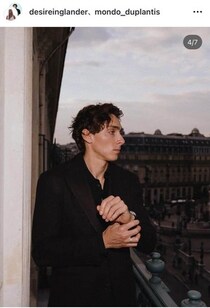 陸上デュプランティスの24歳モデル美女婚約者、背中ざっくり純白ドレスで美しさ限界突破　ラブラブ2ショット