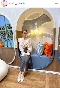 高橋みなみ、超ミニ×赤ニットのコーデで...脚組みショットが破壊力抜群　神スタイルで「可愛いっ」