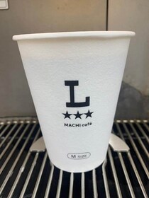 コーヒーカップに大きく「L」、それでも「Mサイズ」の不思議　ナイツ塙「クレーム」で再注目、ローソンが進める対策とは
