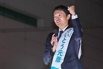 斎藤元彦知事「神戸マラソン」を走る　沿道の声援にピース、「斎藤辞めろ」の声も飛ぶなか県警ガッチリ警護