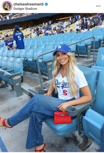 ドジャース・フリーマンの元モデル美人妻、シックな黒ドレスで美しさ限界突破　結婚式お呼ばれ...夫婦2ショ