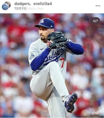 ドジャース・スネル、シャネルのブーツお似合い美人妻とNFL観戦で笑顔　大忙しのトロフィーツアーを完走