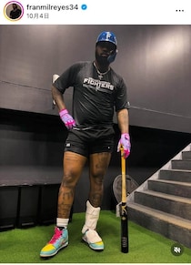 日本ハム・打撃2冠の主砲レイエス、かっこよすぎ愛車マクラーレンと　ドミニカでオフ満喫中