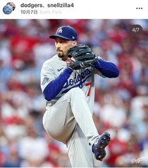 ドジャース・スネル、シャネルのブーツお似合い美人妻とNFL観戦で笑顔　大忙しのトロフィーツアーを完走