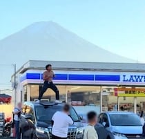 タイ人YouTuber、富士山を背に上裸ダンス　現地メディア騒然、外相も「悪影響」懸念か