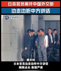 仏頂面で「両手をポケット」だったはずが...AI動画で中国外務省「ダンシング局長」爆誕