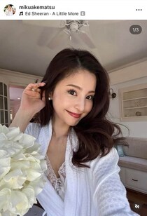 サッカー堂安律の美人妻・明松美玖、カフェでくつろぐ姿にドキっ　秋冬コーデも大絶賛「可愛すぎる～」