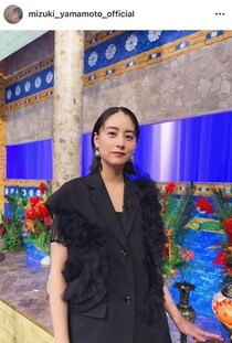 山本美月、女神降臨！シックな花柄ロングドレス姿で...「初めて競馬場に行って、観戦しました！」
