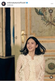 中谷美紀、グレーのパンツスーツ姿で髪かき上げ...変わらぬ美貌　年上夫と2ショット「幸せオーラが眩しい」