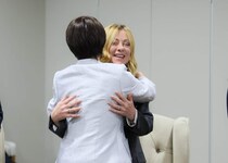 高市早苗首相、G20でメローニ首相とハグ　「ガール・パワー！」に賛辞続々