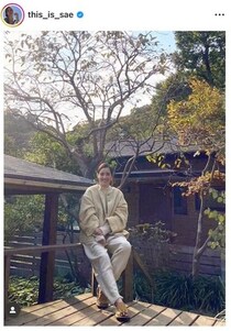 一色紗英、自撮りショットで変わらぬ美しさダダ漏れ　絶景バックに...「永遠に可愛い」「かわらない笑顔」