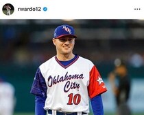 ドジャースのライアン・ウォード、砂浜で膝つきプロポーズ...成功！　ラブラブなキスで2ショット