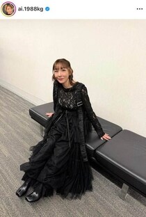 加護亜依、純白ミニ丈衣装×黒ロングブーツで圧倒的かわいさ　「スタイルめちゃくちゃいい」