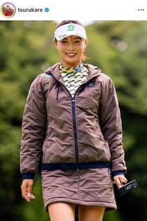 女子ゴルフの鶴岡果恋、黒ノースリーブでディナーへ...オトナの色気にドキっ　夜景の見える店内で