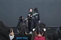 上海で日本人歌唱「強制終了」の衝撃　早くもミーム化、まさかの「ダンシング習近平」登場