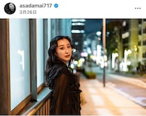 浅田舞、スリット入り黒ドレス姿の美貌にドキっ　「品があり美しいスタイル」「笑顔素敵です」