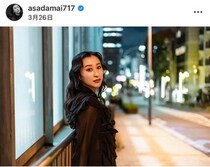 浅田舞、スリット入り黒ドレス姿の美貌にドキっ　「品があり美しいスタイル」「笑顔素敵です」