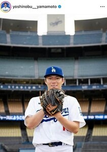 ドジャース山本由伸＆八村塁のスーパースター豪華2ショ　チェック柄私服の山本、レイカーズ特別ユニを手に