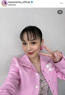 西野カナ、膝上ミニスカ×スウェットの「激カワ」コーデ...片足上げポーズで　「Sサイズ着たで」