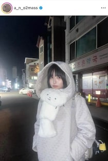 あのちゃん、グレーのミニ丈ワンピ×もふもふ厚底シューズで　遊園地楽しむ「激カワ」ショット