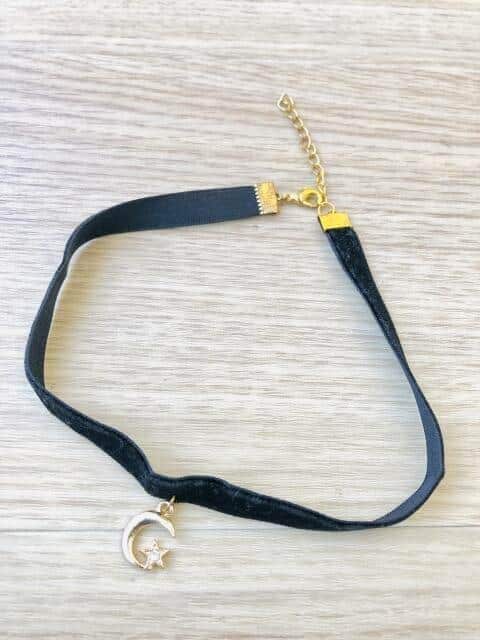 その人物はたびたびチョーカーの試着を希望して来たという(画像はイメージ)