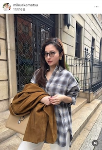 サッカー堂安律の美人妻・明松美玖、ジャケット×ショールの冬コーデ　美しい横顔にドキっ