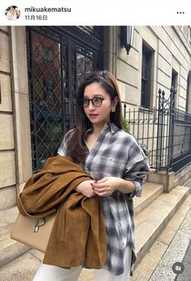 サッカー堂安律の美人妻・明松美玖、ジャケット×ショールの冬コーデ　美しい横顔にドキっ