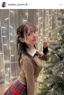 人気声優・上坂すみれ、赤ニットワンピ×黒タイツの破壊力　「ポージングが神すぎる！！」「やっぱり天使だ」