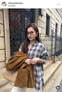 サッカー堂安律の美人妻・明松美玖、ジャケット×ショールの冬コーデ　美しい横顔にドキっ