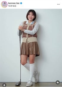 女子ゴルフのイ・ボミ、膝上ミニスカ×もこもこレッグウォーマーで冬のコンペ　「いつも、かわいい～」