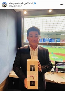 工藤公康、「秋の大収穫！」両手には白菜...農業に汗流す　「立派な野菜！」「豊作ですね～」