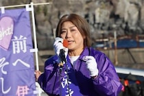 田久保真紀氏、伊東市長選第一声には支援者の倍の報道陣　背景には「嘘つき」、ボード掲げる反対派も