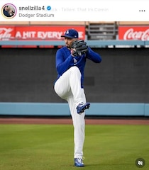 ドジャース・スネルの美人妻、シャネルのホットパンツコーデで美貌ダダ漏れ　エルメスのバッグを手に