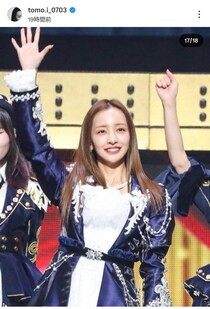 板野友美、ネットのツッコミに反応「ねーちょっと待ってw」　「AKB48」20周年コンサート集合写真で...爆笑