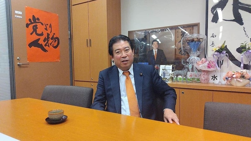 福島伸享氏のプロフィール 4人の無所属議員で構成する「有志の会」のメンバー。2009年民主党から初当選。東大農学部農業経済学科卒、経産省(当時の通産省)入省。衆院選挙制度の抜本改革を目指す超党派議連(約200人)幹事長。(菅沼栄一郎撮影)