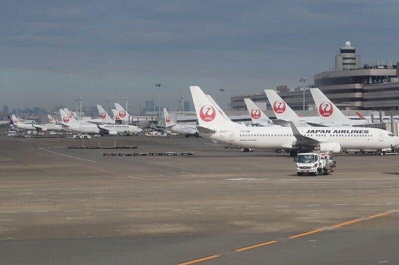 航空券に名前がある人しか搭乗できない。写真は日本航空（JAL）の旅客機