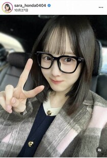 本田紗来、膝上フリルミニ×ふわもこアウターの「激カワ」コーデにドキっ　Xmasディズニー楽しむ