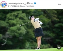 女子ゴルフの菅沼菜々、白ブラウス×リボンタイの清楚コーデ＆上目遣いショット　「どこから見ても可愛いアイドル」