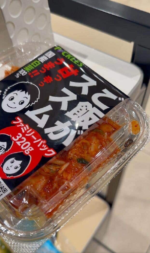 容器の縁近くに虫の姿が(女性のX投稿から)