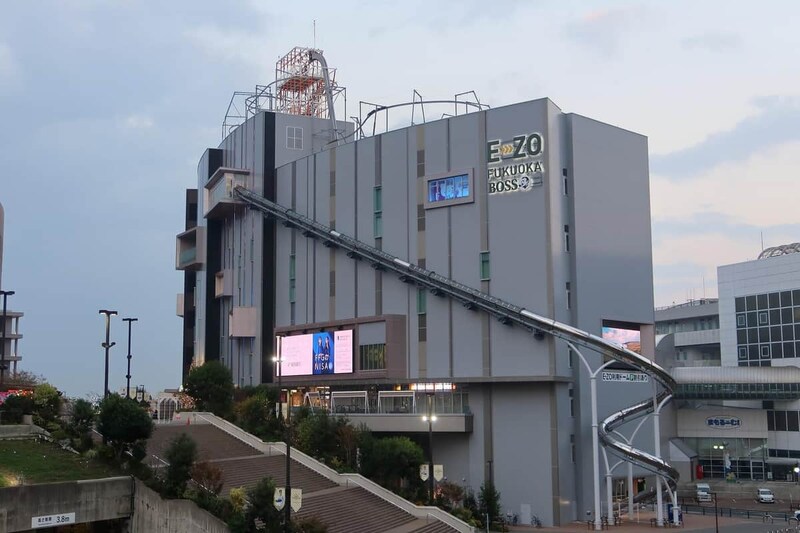 商業施設、「BOSS E・ZO FUKUOKA」（ボス イーゾ フクオカ）。1階にHKT48の劇場、7階に、よしもと福岡劇場が入居している