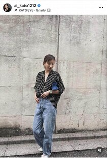 加藤あい、膝上ミニスカ＆メンズカーディガンのおしゃれコーデ　「スタイルが良すぎ」「可愛さ爆発してる」