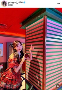AKB48小栗有以、膝上ミニ丈のサンタ風ワンピで　指をほっぺに当て「激カワ」ショットにドキっ