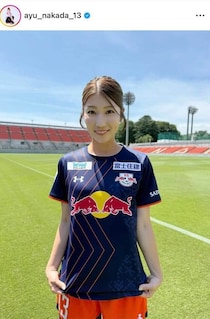 美女サッカー・仲田歩夢、ユニ姿と雰囲気変わって　巻き髪＆マフラーで「衝撃の可愛さ」「モデルさんみたい」