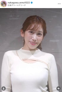元NHK中川安奈アナ「人生初のサンタコスやってみました」　膝上ミニスカでドキっ...「可愛いすぎ」