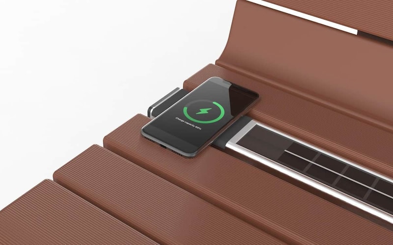 スマホを置いて充電（プレスリリースから）