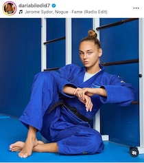 美女柔道家「9等身」ビロディド、髪をアップに＆真っ赤なドレスで...衝撃的な美貌　キエフの夜景をバックに