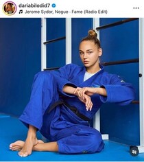 美女柔道家「9等身」ビロディド、髪をアップに＆真っ赤なドレスで...衝撃的な美貌　キエフの夜景をバックに