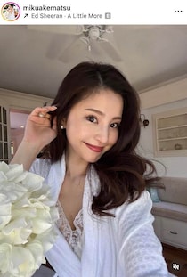 サッカー堂安律の美人妻・明松美玖、ポニテにまとめ「激カワ」　真っ白コートで「大人きれいめコーデ」