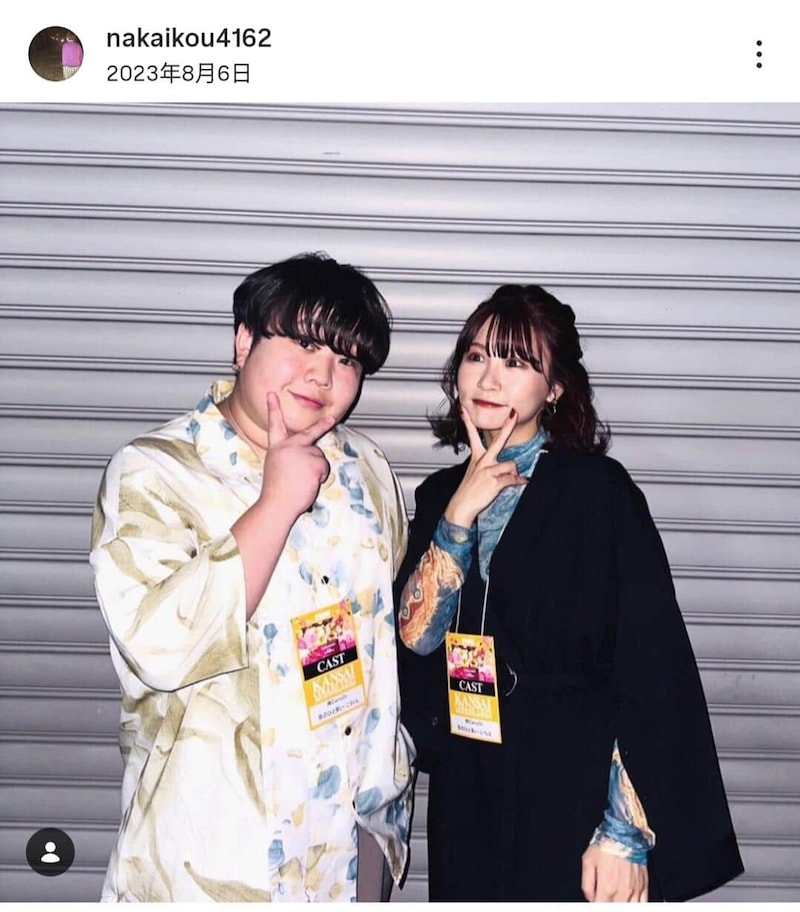 夜のひと笑いの二人。こうさんのインスタグラム(@nakaikou4162)より